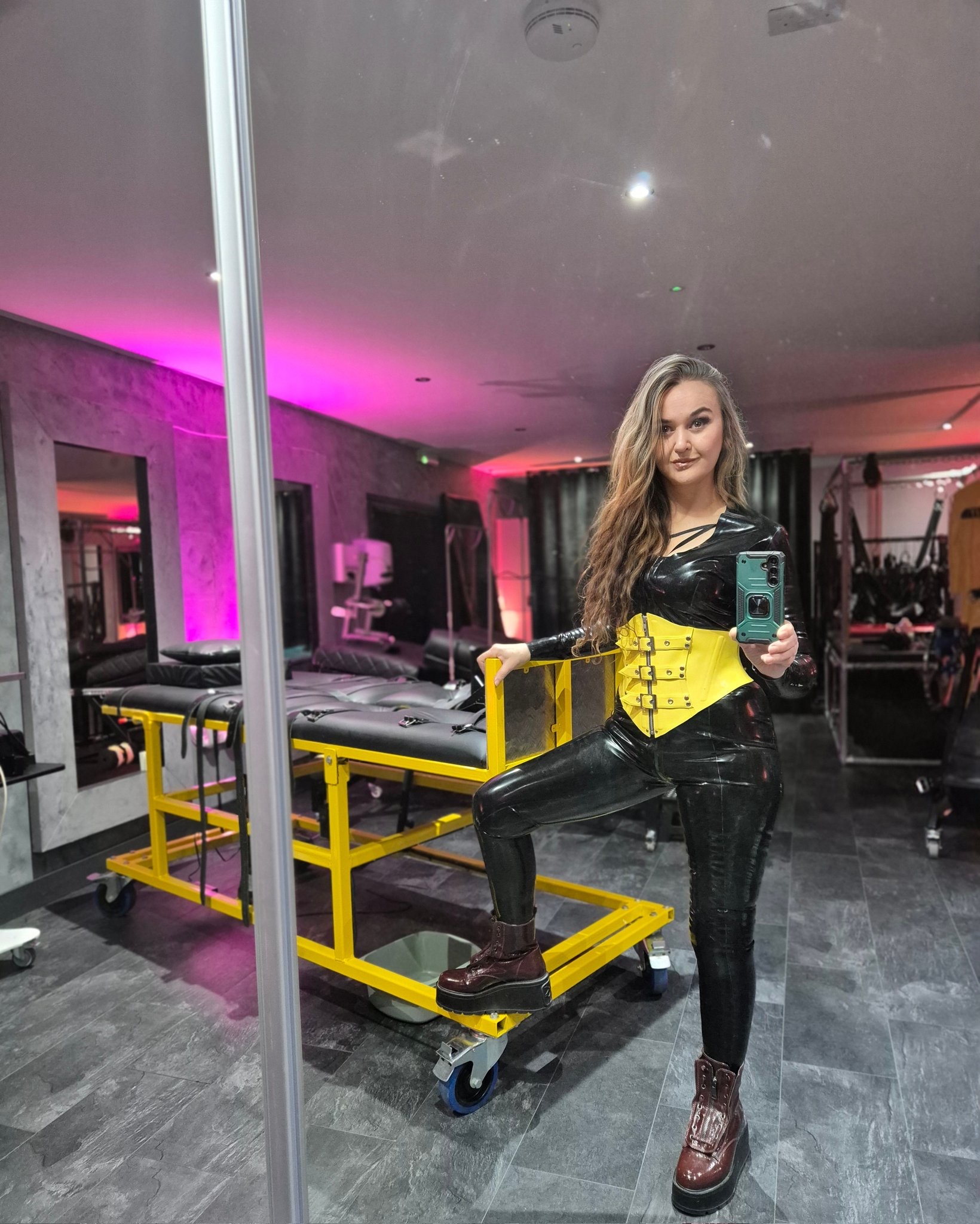 Pose de Mistress Eva en latex