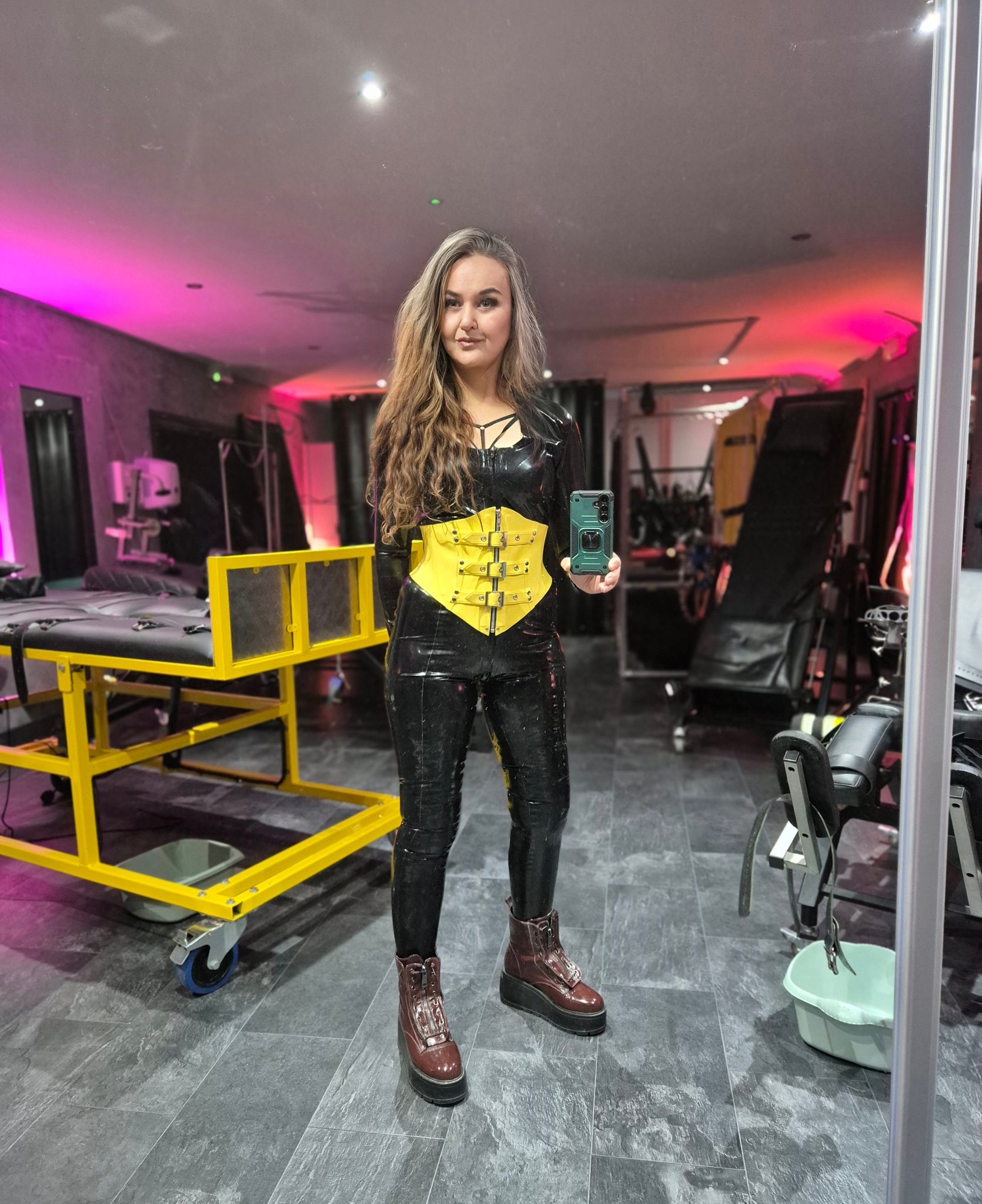 Mistress Eva armée de son fouet